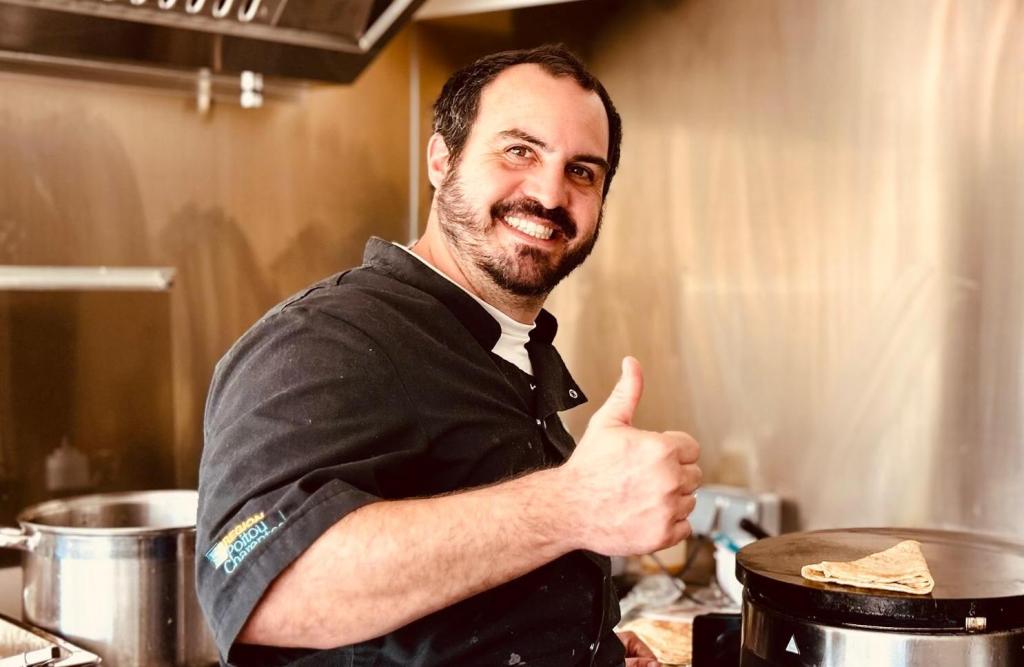 Maxime - Monsieur Popotes devant fourneau